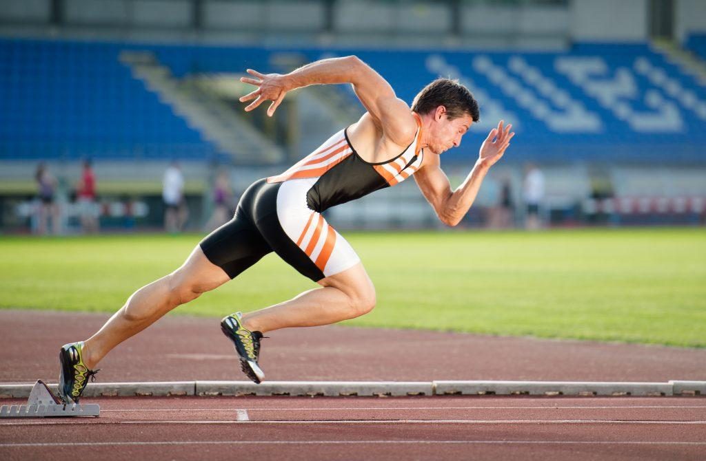 Un deportista realizando un sprint